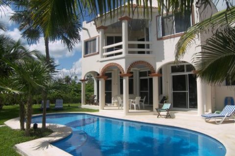 Enjoy a tropical retreat in this luxury vacation villa for rent
