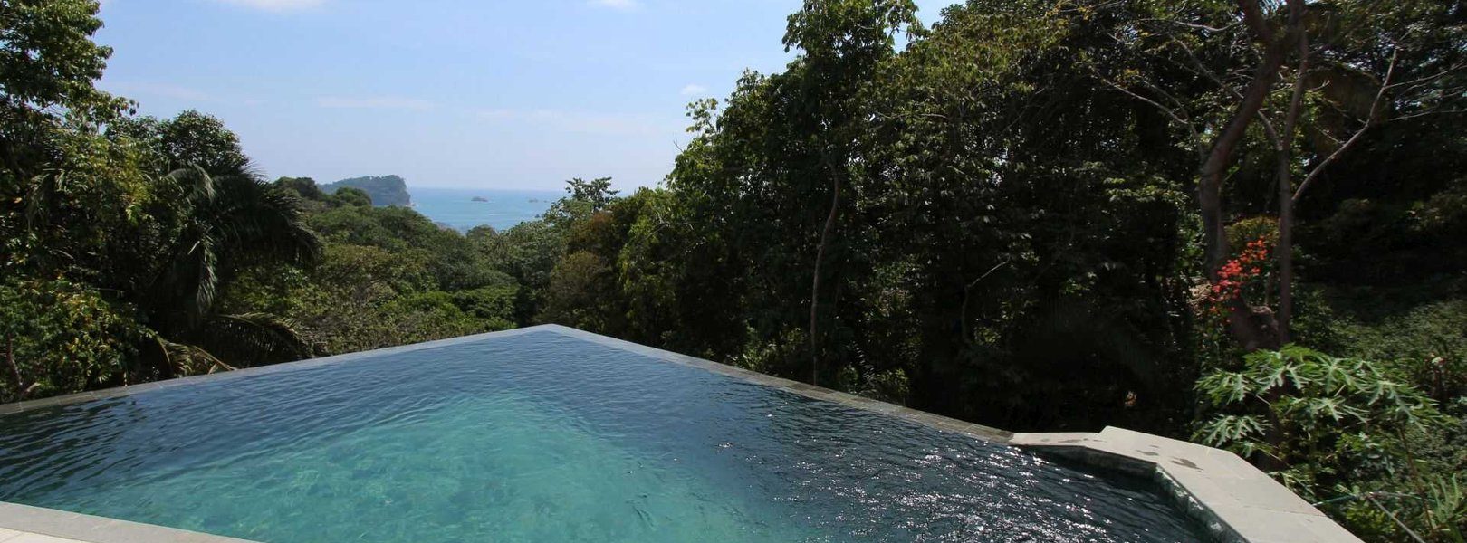 From this beautiful infinity pool you have a direct view of the Manuel Antonio coastline.