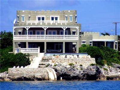 Deluxe oceanfront Grand Cayman vacation rentals ideal for wedding parties and family vacations