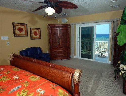 77_grand-cayman-island-parrot-ise-king-bedroom-with-oceanview